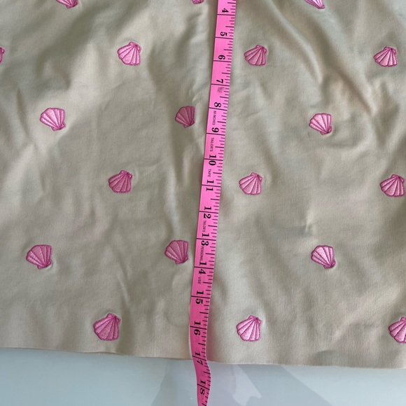 🐚Vintage Lilly Pulitzer. Rare mini skirt. Khaki with embossed pink shells. - Picture 6 of 7
